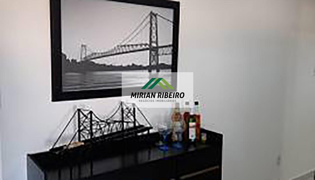 Lindo apartamento a 400m da praia, localizado na rua dos Tubarões. 