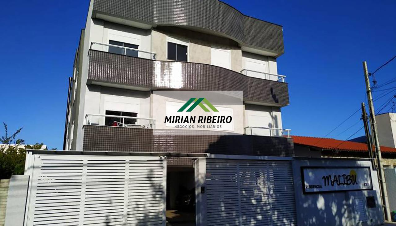 Lindo apartamento a 400m da praia, localizado na rua dos Tubarões. 