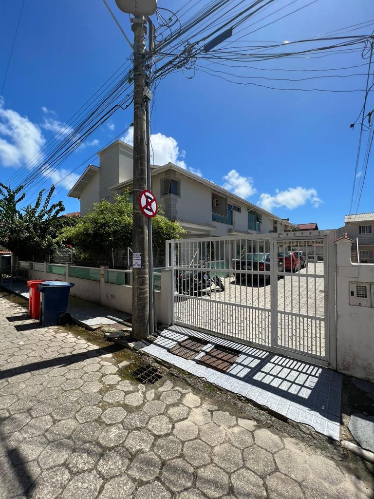 Casa com acabamento impecável, 2 andares - Bairro Ingleses, Florianópolis - SC