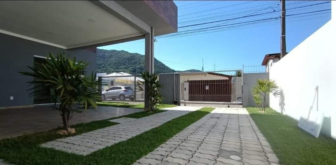 Casa à venda no bairro Rio Vermelho, com acabamento refinado