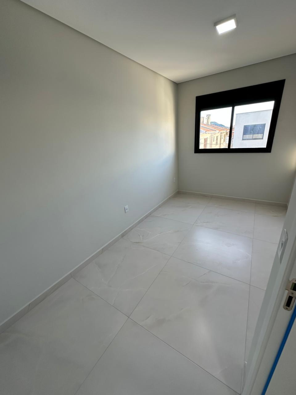 Sobrado Individual de Alto Padrão com 4 Dormitórios, Suíte com Closet e Amplo Terreno