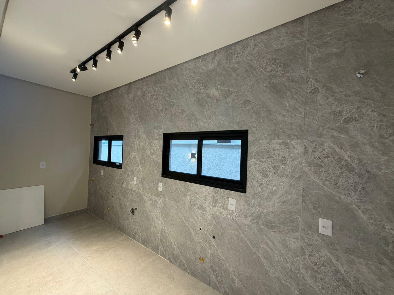 Casa Térrea com 3 Dormitórios, Suíte e Amplo Terreno