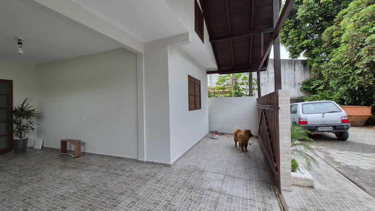 Casa com 5 Dormitórios, Área Gourmet e Amplo Espaço Externo
