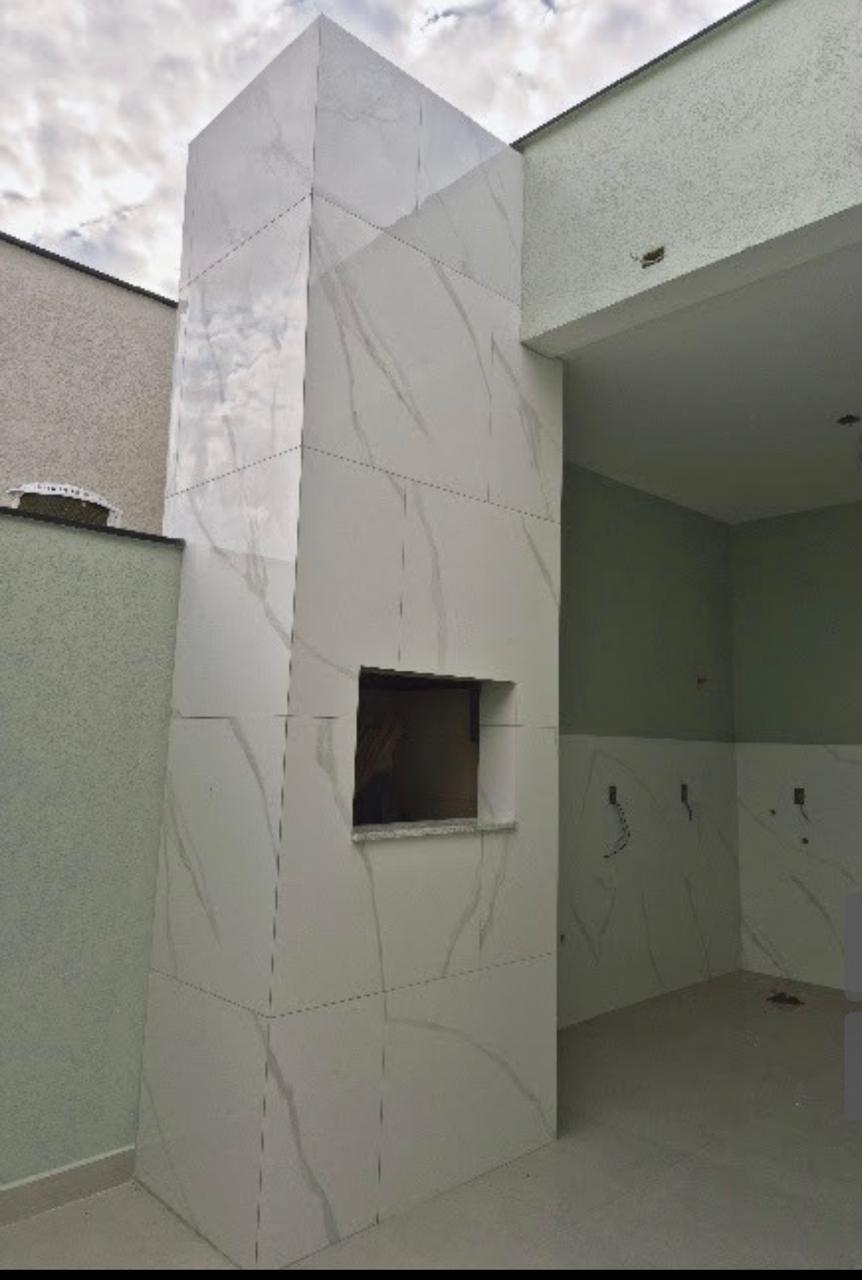 Casa Térrea com Suíte, Churrasqueira e Amplo Terreno