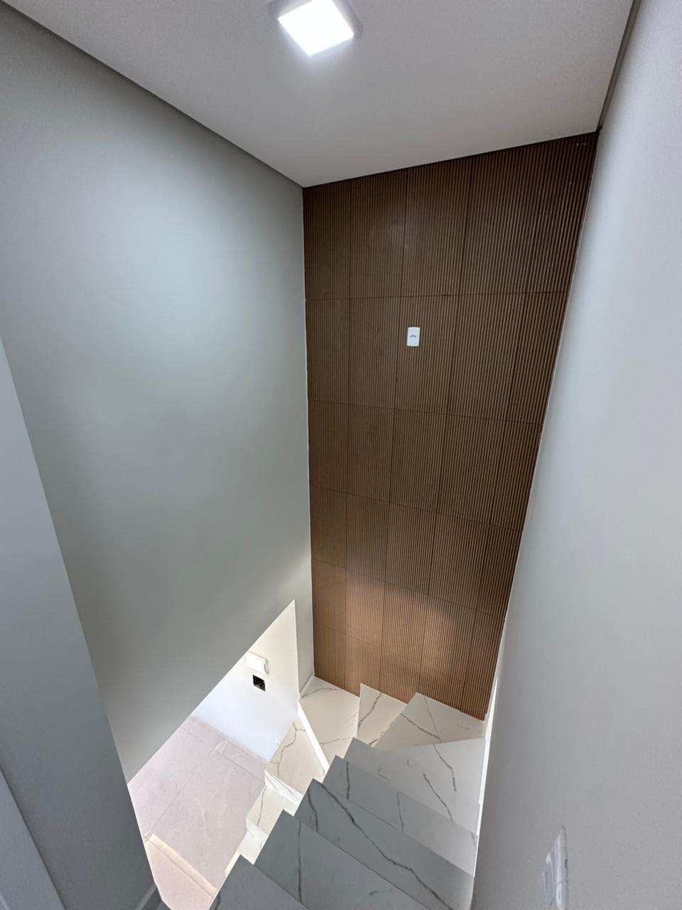 Sobrado Individual de Alto Padrão com 4 Dormitórios, Suíte com Closet e Amplo Terreno