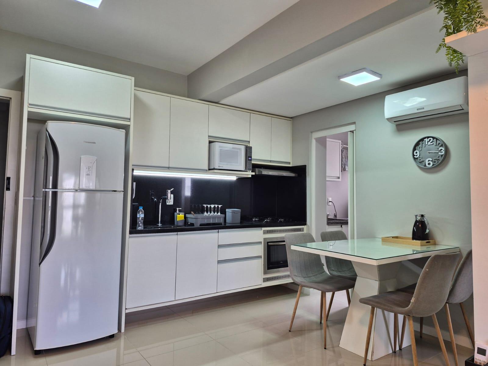 Apartamento Mobiliado a 400 m da Praia | 2 Dormitórios, Suíte, Hobby Box e Pronto para Morar