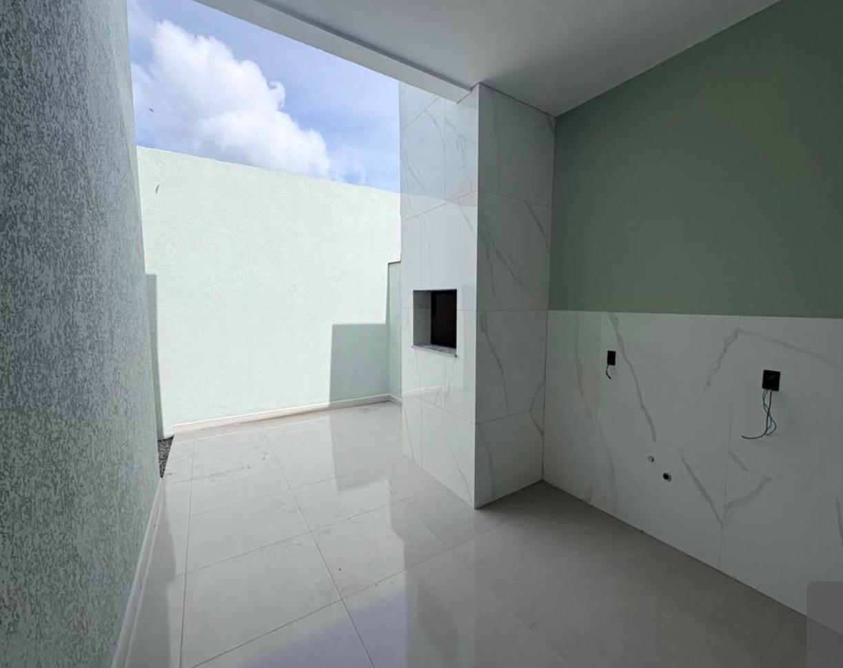Casa Térrea com Suíte, Churrasqueira e Amplo Terreno