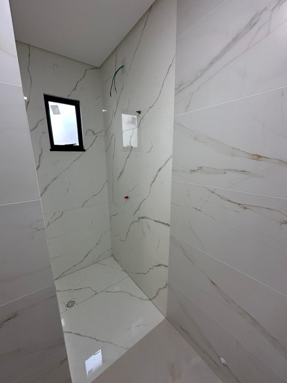 Sobrado Individual de Alto Padrão com 4 Dormitórios, Suíte com Closet e Amplo Terreno