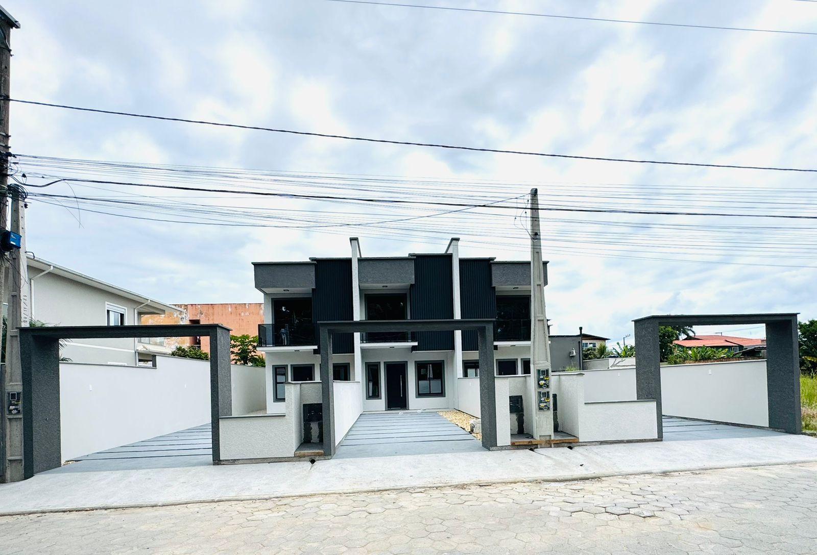 Sobrado Novo com 2 Suítes, 2 Vagas e Quintal Privativo | Modernidade e Conforto