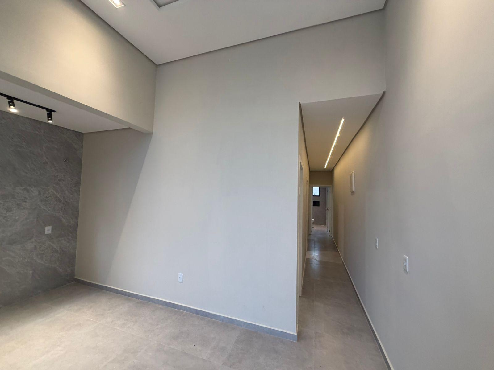 Casa Térrea com 3 Dormitórios, Suíte e Amplo Terreno
