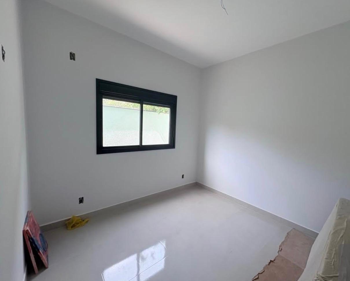 Casa Térrea com Suíte, Churrasqueira e Amplo Terreno