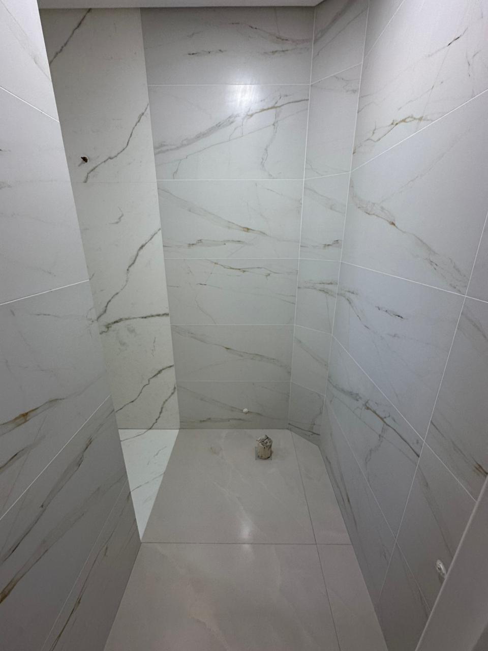Sobrado Individual de Alto Padrão com 4 Dormitórios, Suíte com Closet e Amplo Terreno