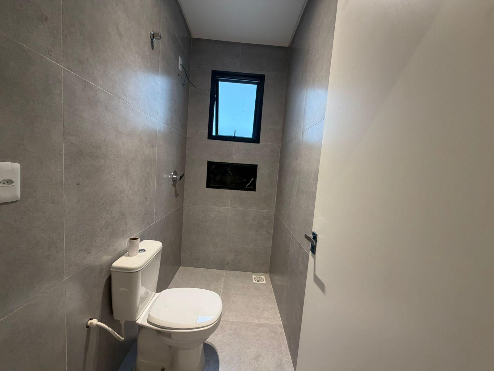 Casa Térrea com 3 Dormitórios, Suíte e Amplo Terreno