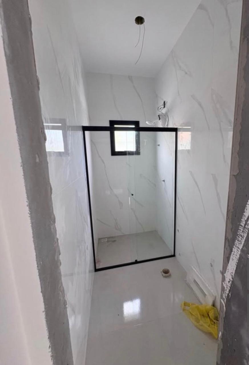 Casa Térrea com Suíte, Churrasqueira e Amplo Terreno