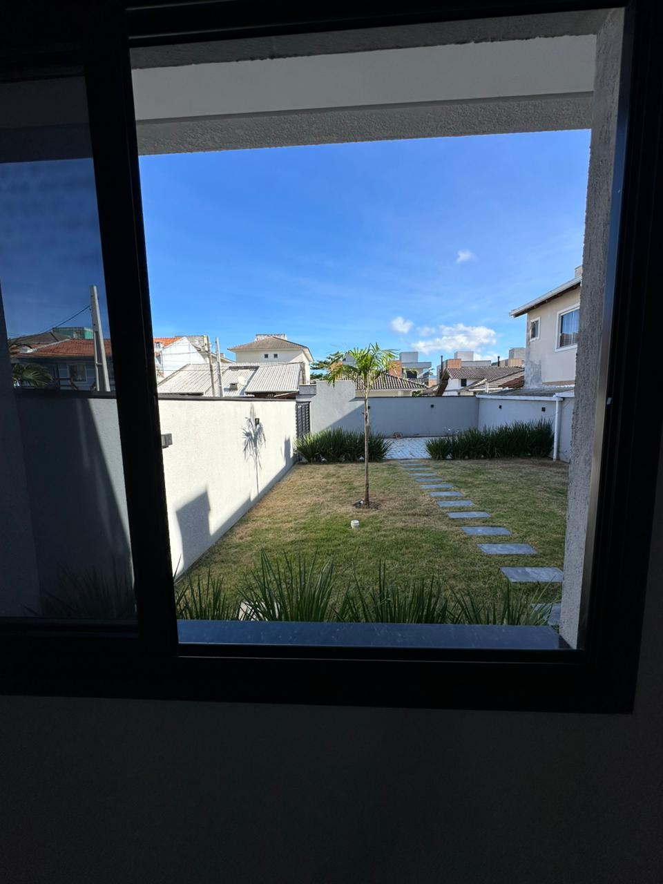 Sobrado Individual de Alto Padrão com 4 Dormitórios, Suíte com Closet e Amplo Terreno