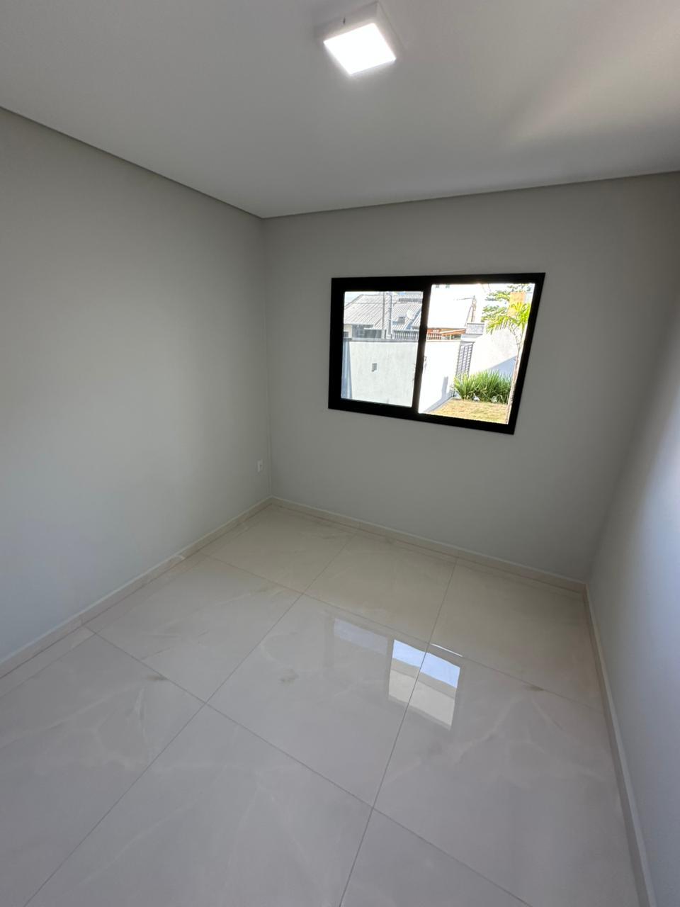 Sobrado Individual de Alto Padrão com 4 Dormitórios, Suíte com Closet e Amplo Terreno