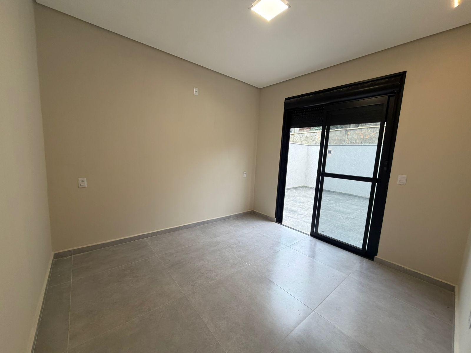 Casa Térrea com 3 Dormitórios, Suíte e Amplo Terreno