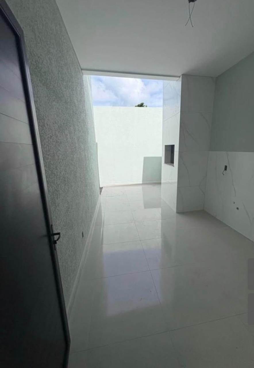 Casa Térrea com Suíte, Churrasqueira e Amplo Terreno