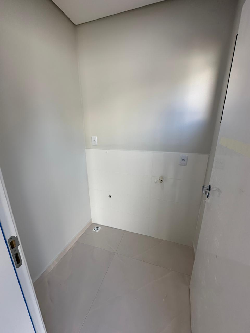 Sobrado Individual de Alto Padrão com 4 Dormitórios, Suíte com Closet e Amplo Terreno