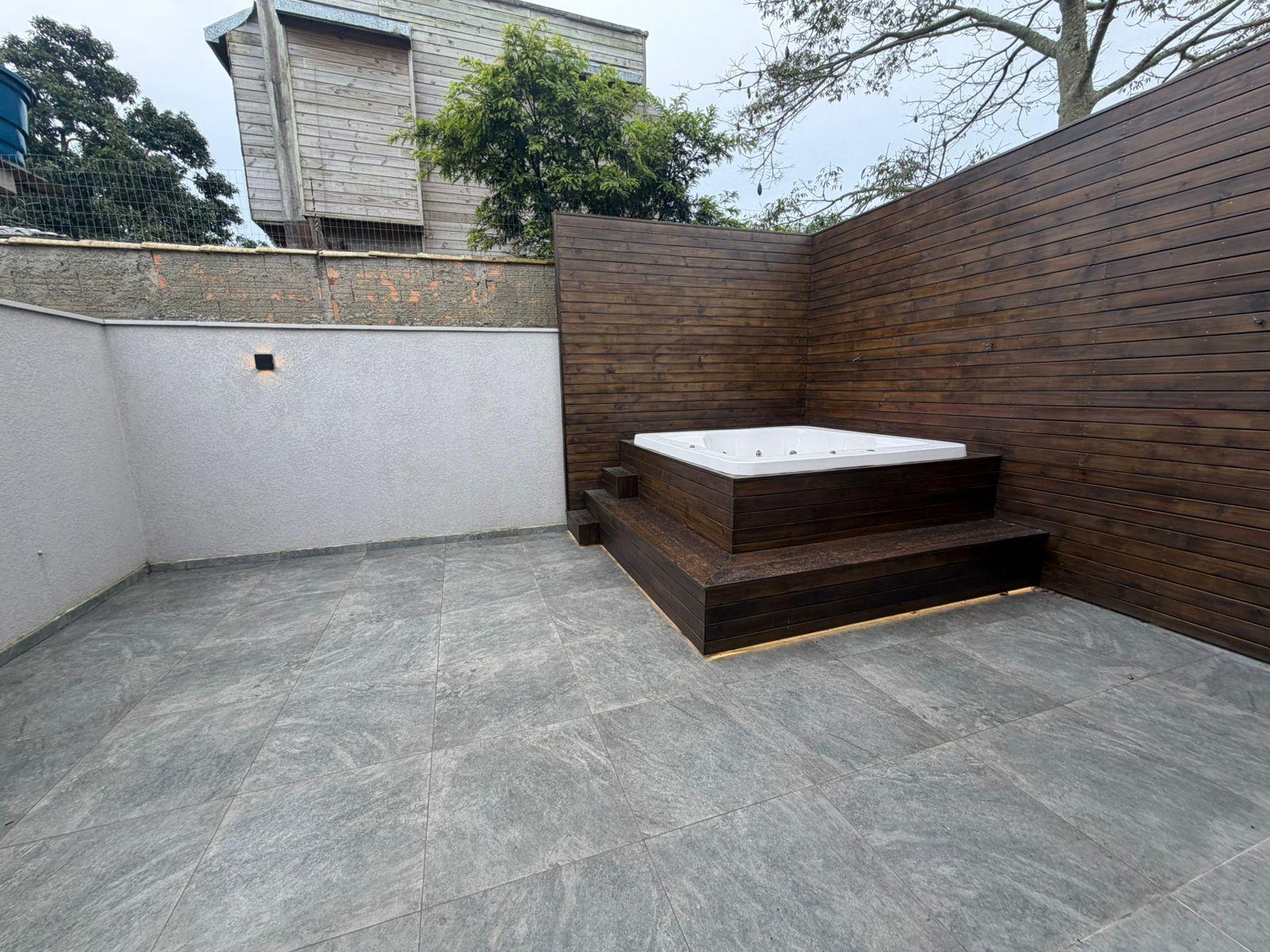 Casa Térrea com 3 Dormitórios, Suíte e Amplo Terreno