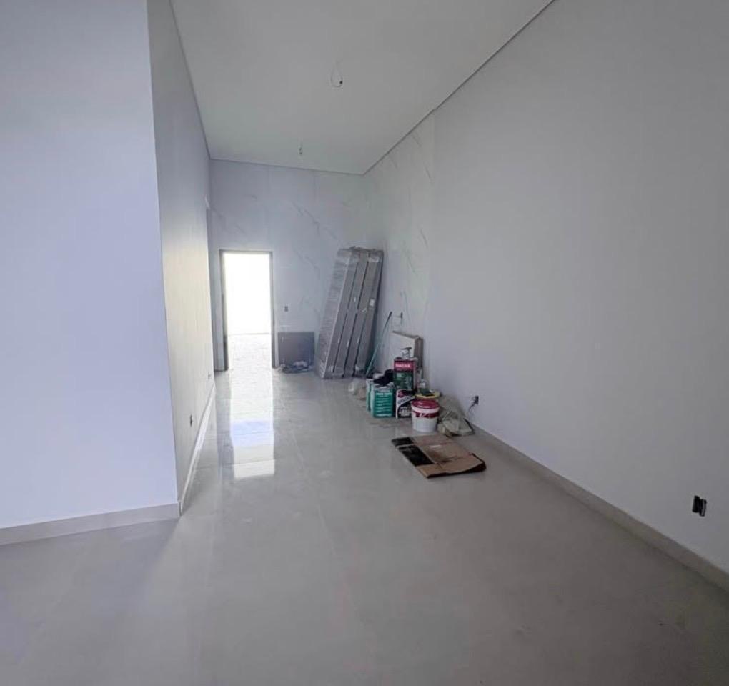 Casa Térrea com Suíte, Churrasqueira e Amplo Terreno