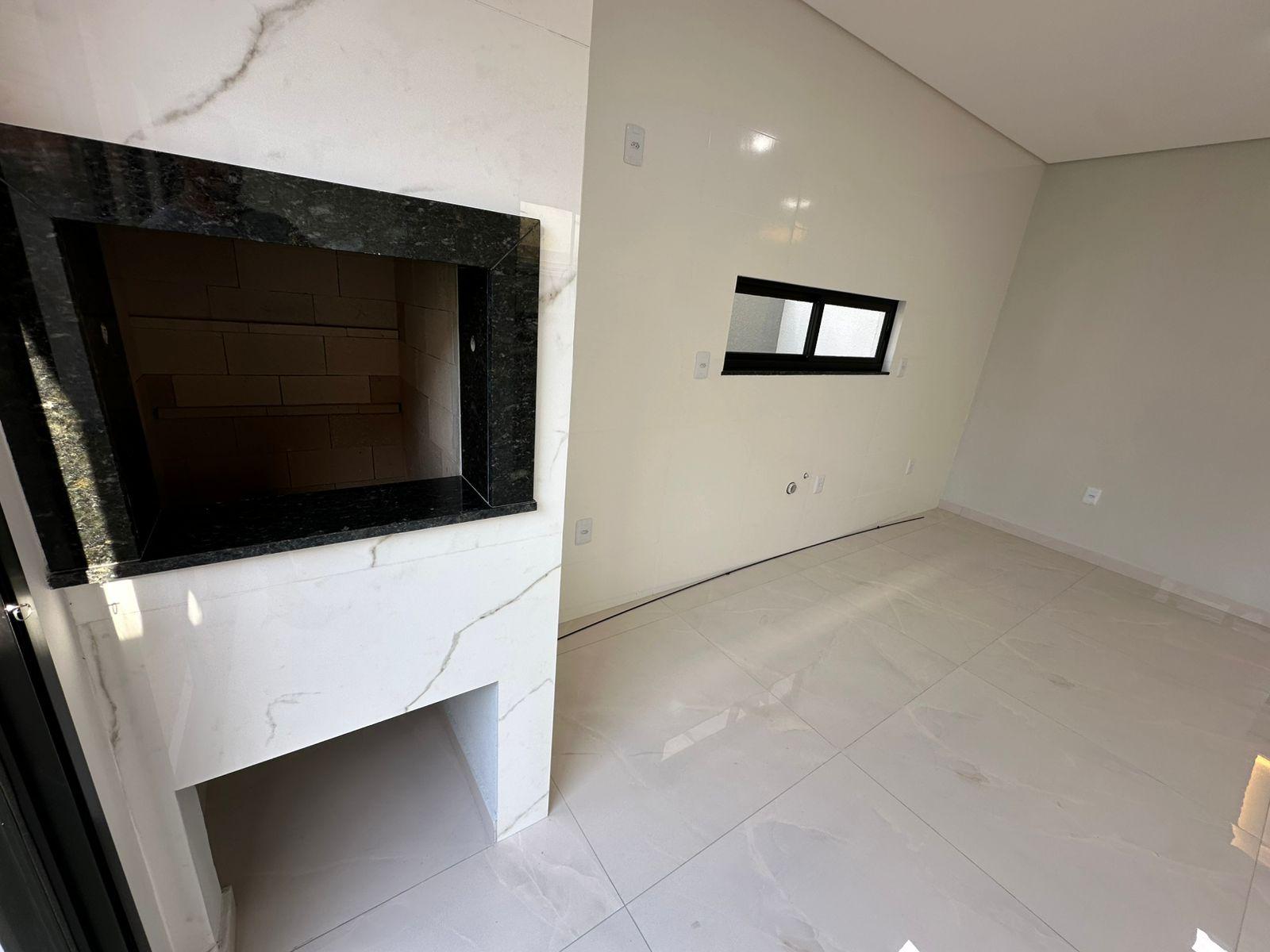 Sobrado Individual de Alto Padrão com 4 Dormitórios, Suíte com Closet e Amplo Terreno