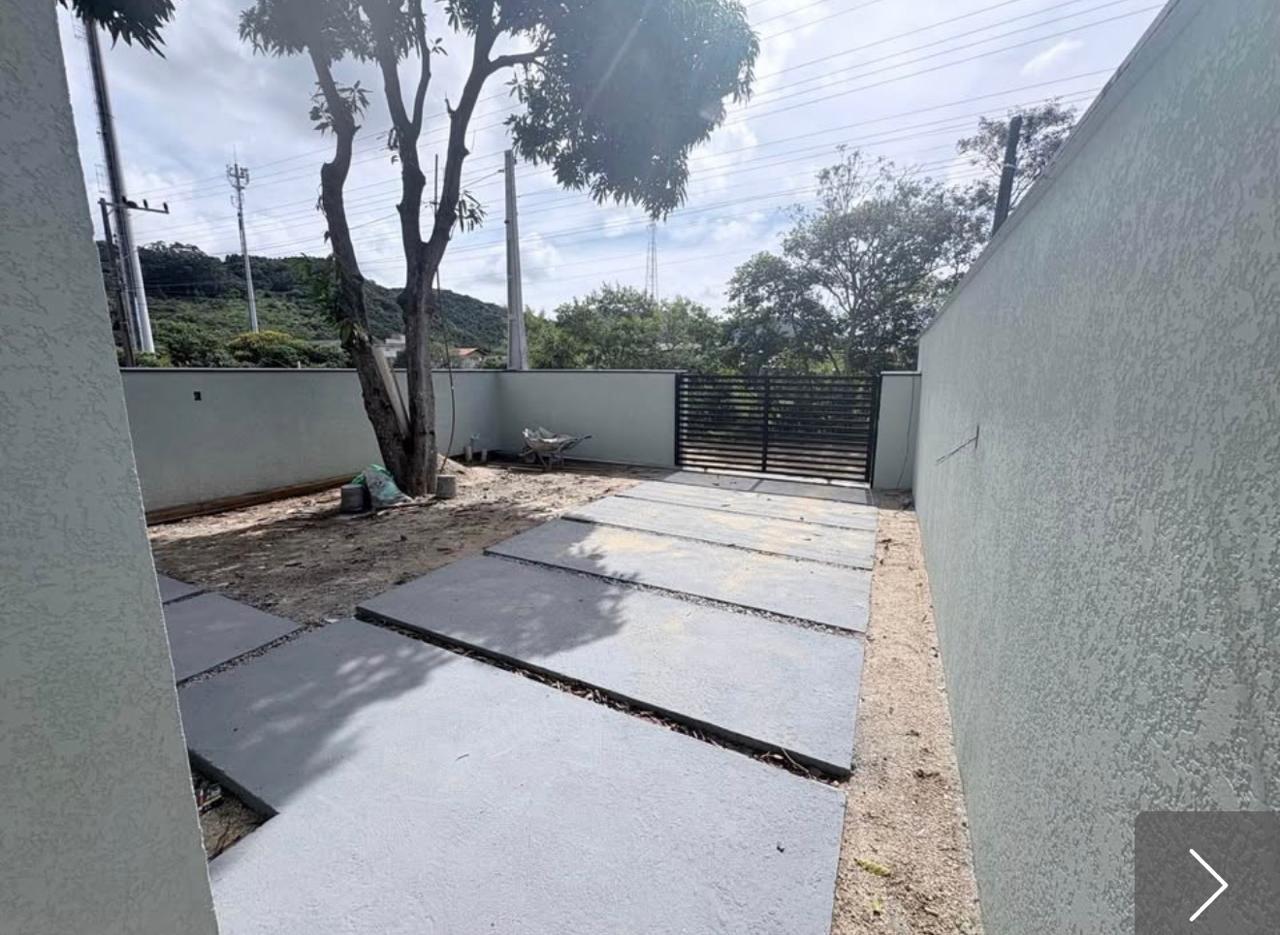Casa Térrea com Suíte, Churrasqueira e Amplo Terreno
