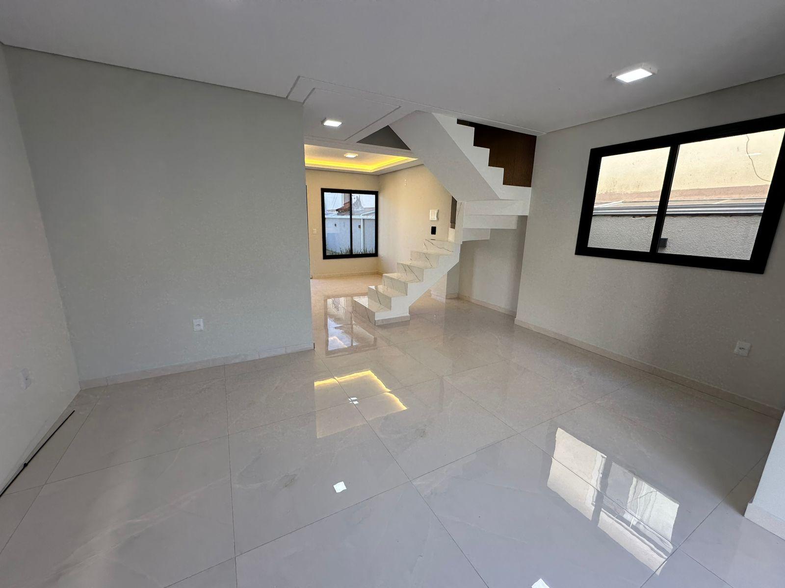 Sobrado Individual de Alto Padrão com 4 Dormitórios, Suíte com Closet e Amplo Terreno