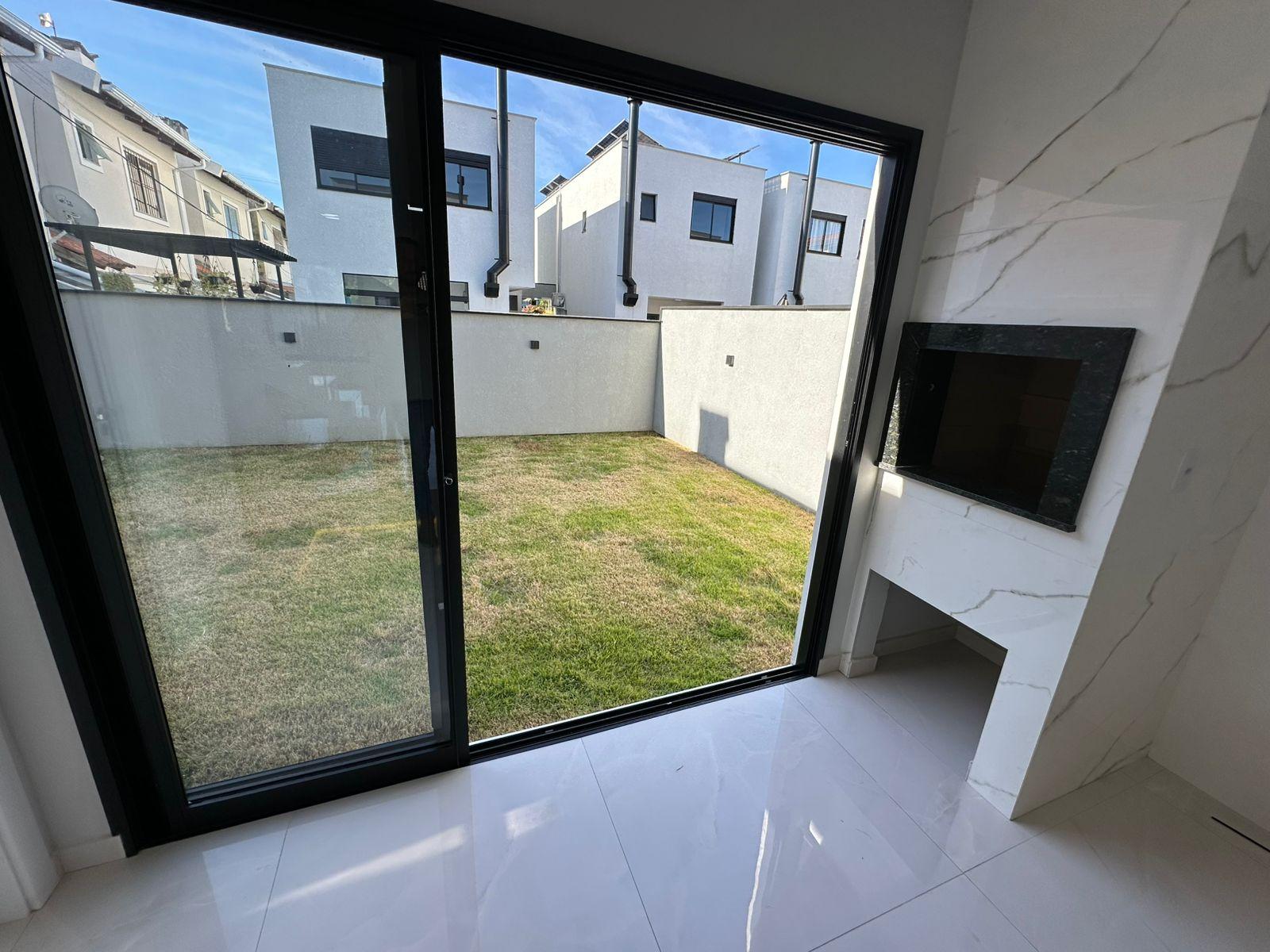Sobrado Individual de Alto Padrão com 4 Dormitórios, Suíte com Closet e Amplo Terreno