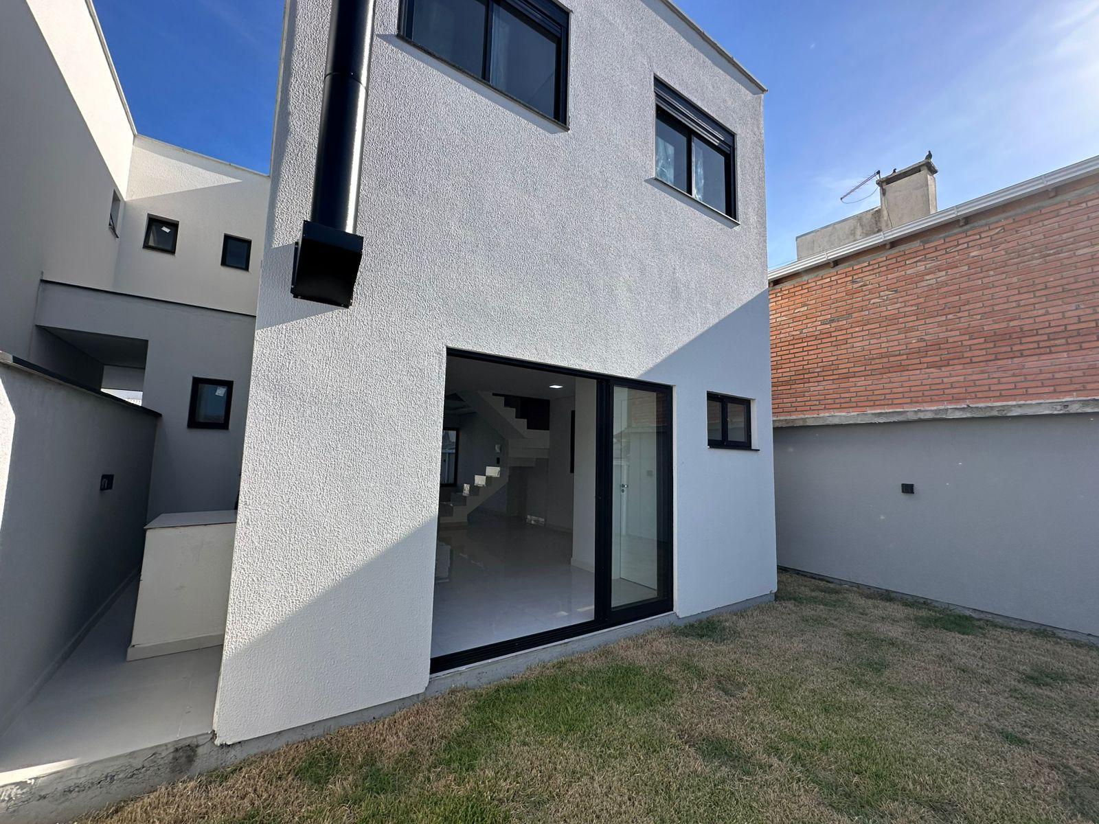 Sobrado Individual de Alto Padrão com 4 Dormitórios, Suíte com Closet e Amplo Terreno