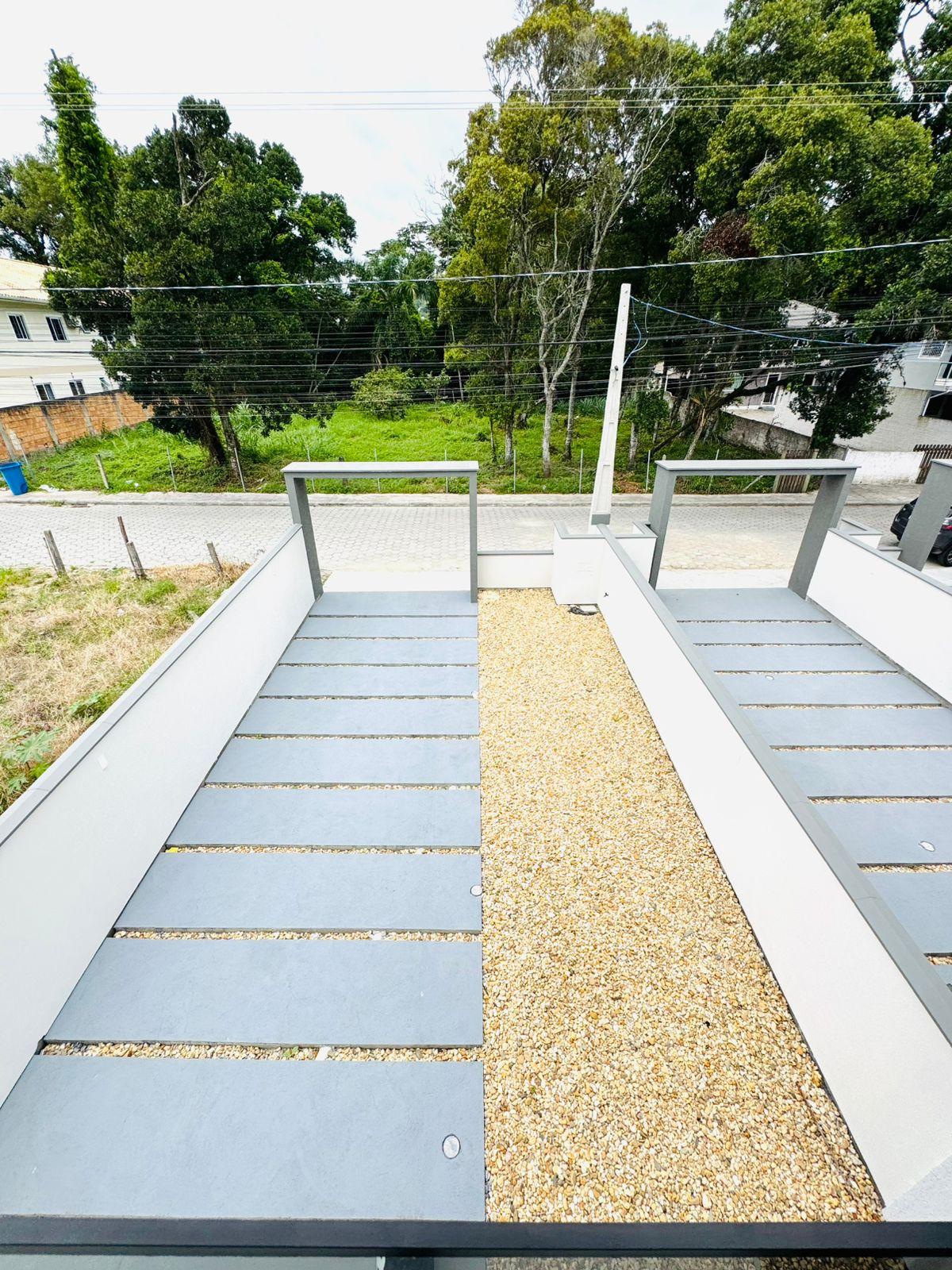 Sobrado Novo com 2 Suítes, 2 Vagas e Quintal Privativo | Modernidade e Conforto
