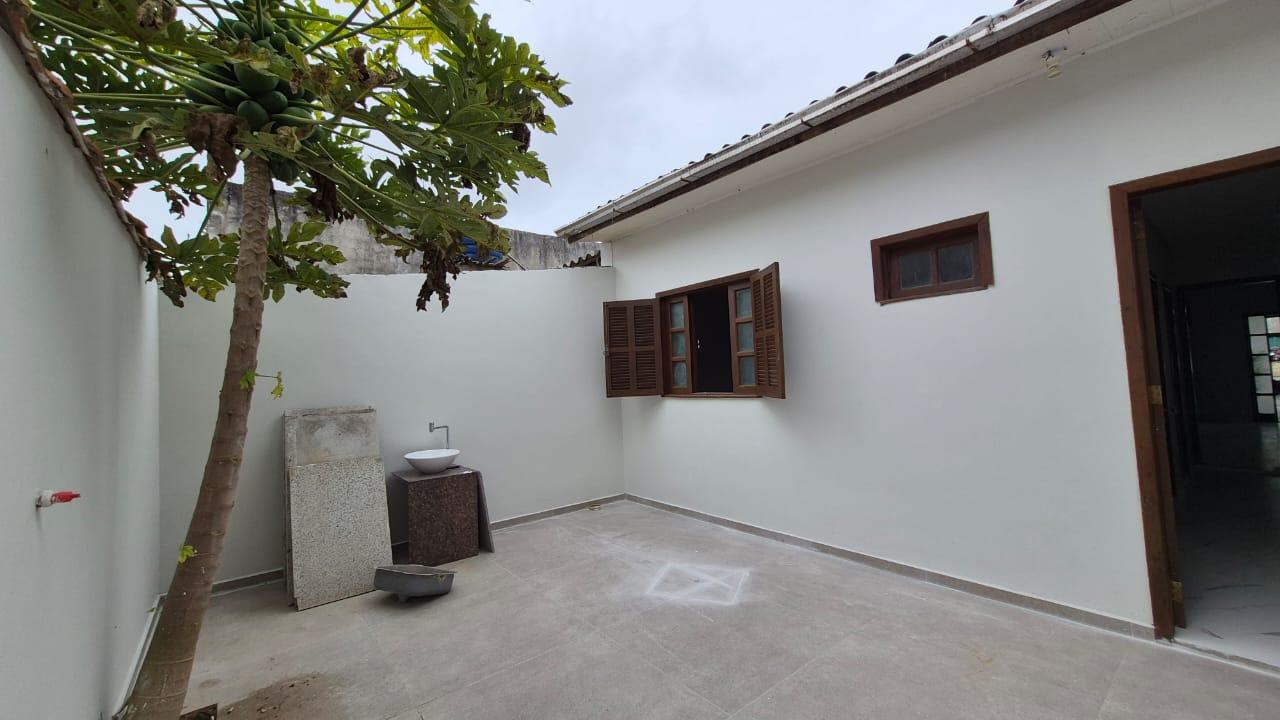 Casa com 5 Dormitórios, Área Gourmet e Amplo Espaço Externo