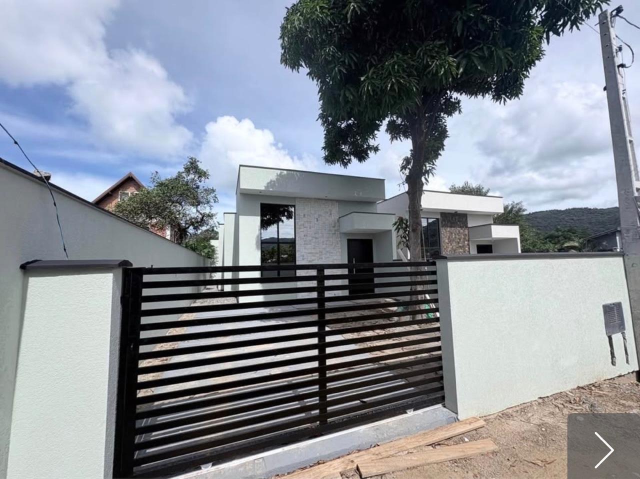 Casa Térrea com Suíte, Churrasqueira e Amplo Terreno