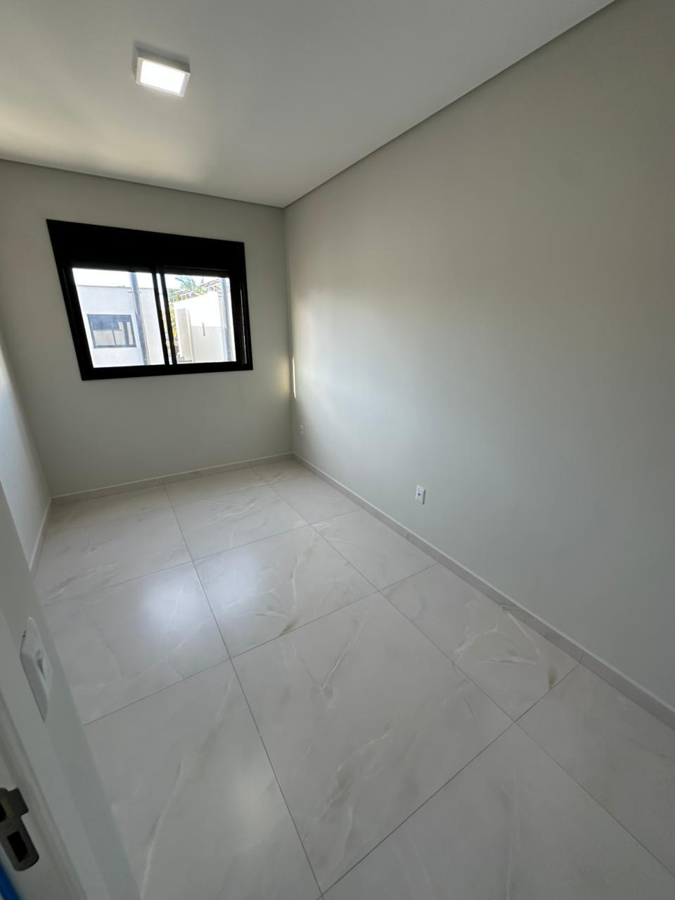 Sobrado Individual de Alto Padrão com 4 Dormitórios, Suíte com Closet e Amplo Terreno