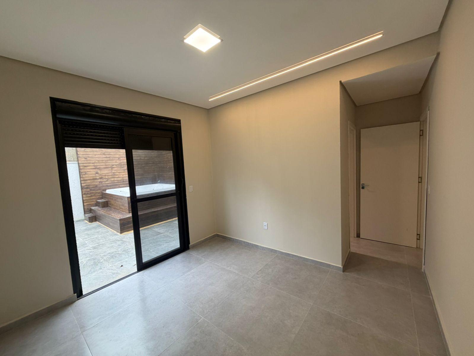 Casa Térrea com 3 Dormitórios, Suíte e Amplo Terreno