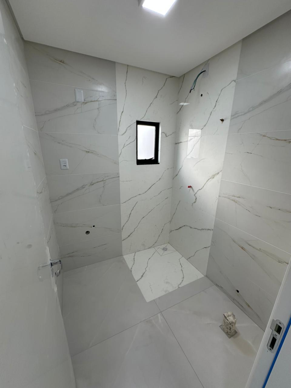 Sobrado Individual de Alto Padrão com 4 Dormitórios, Suíte com Closet e Amplo Terreno