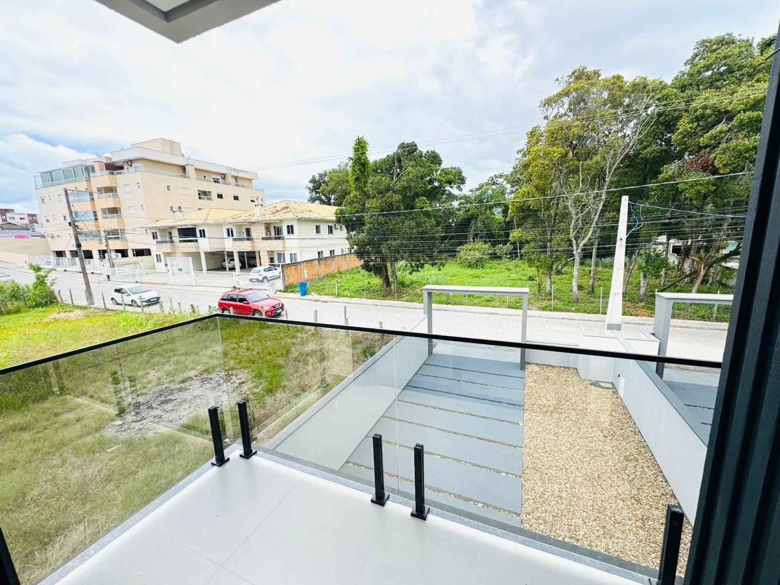 Sobrado Novo com 2 Suítes, 2 Vagas e Quintal Privativo | Modernidade e Conforto