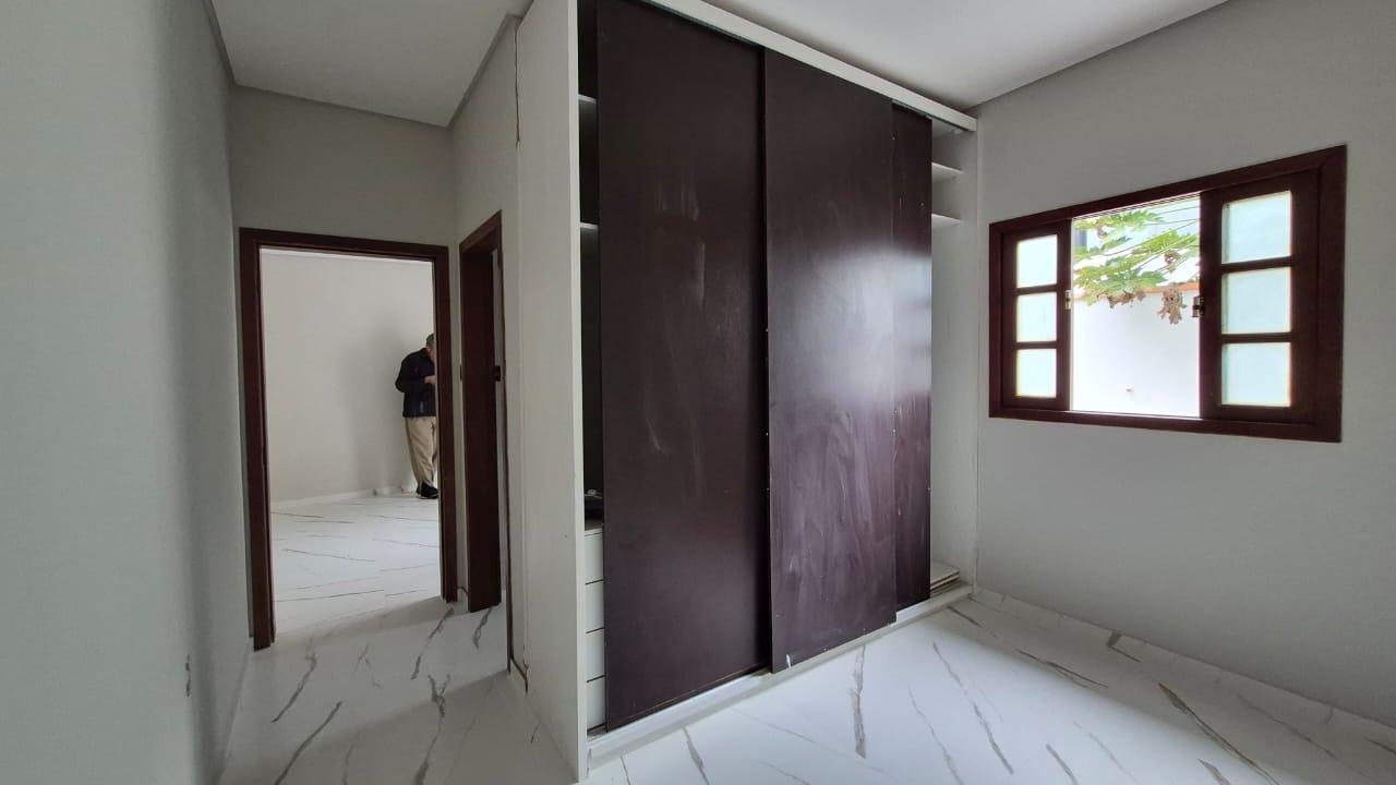 Casa com 5 Dormitórios, Área Gourmet e Amplo Espaço Externo