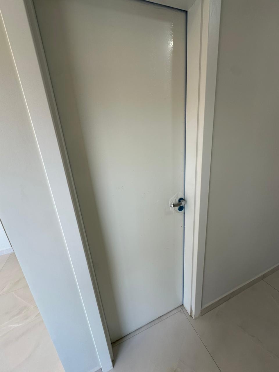 Sobrado Individual de Alto Padrão com 4 Dormitórios, Suíte com Closet e Amplo Terreno