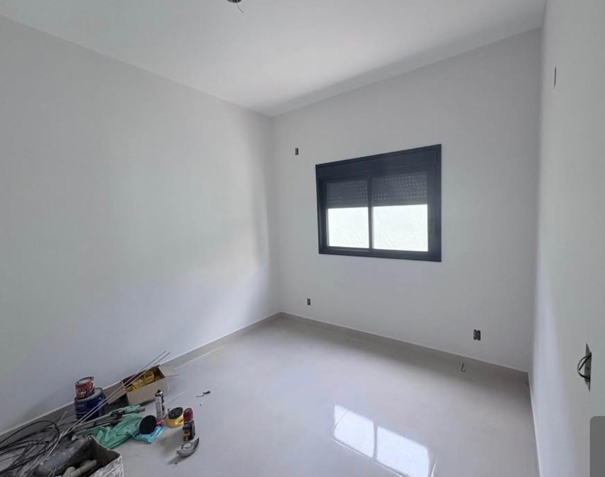 Casa Térrea com Suíte, Churrasqueira e Amplo Terreno