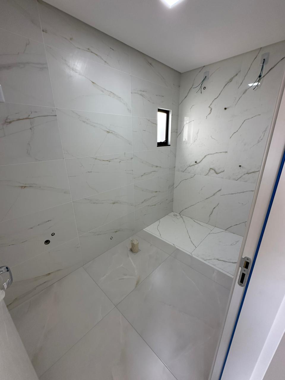 Sobrado Individual de Alto Padrão com 4 Dormitórios, Suíte com Closet e Amplo Terreno