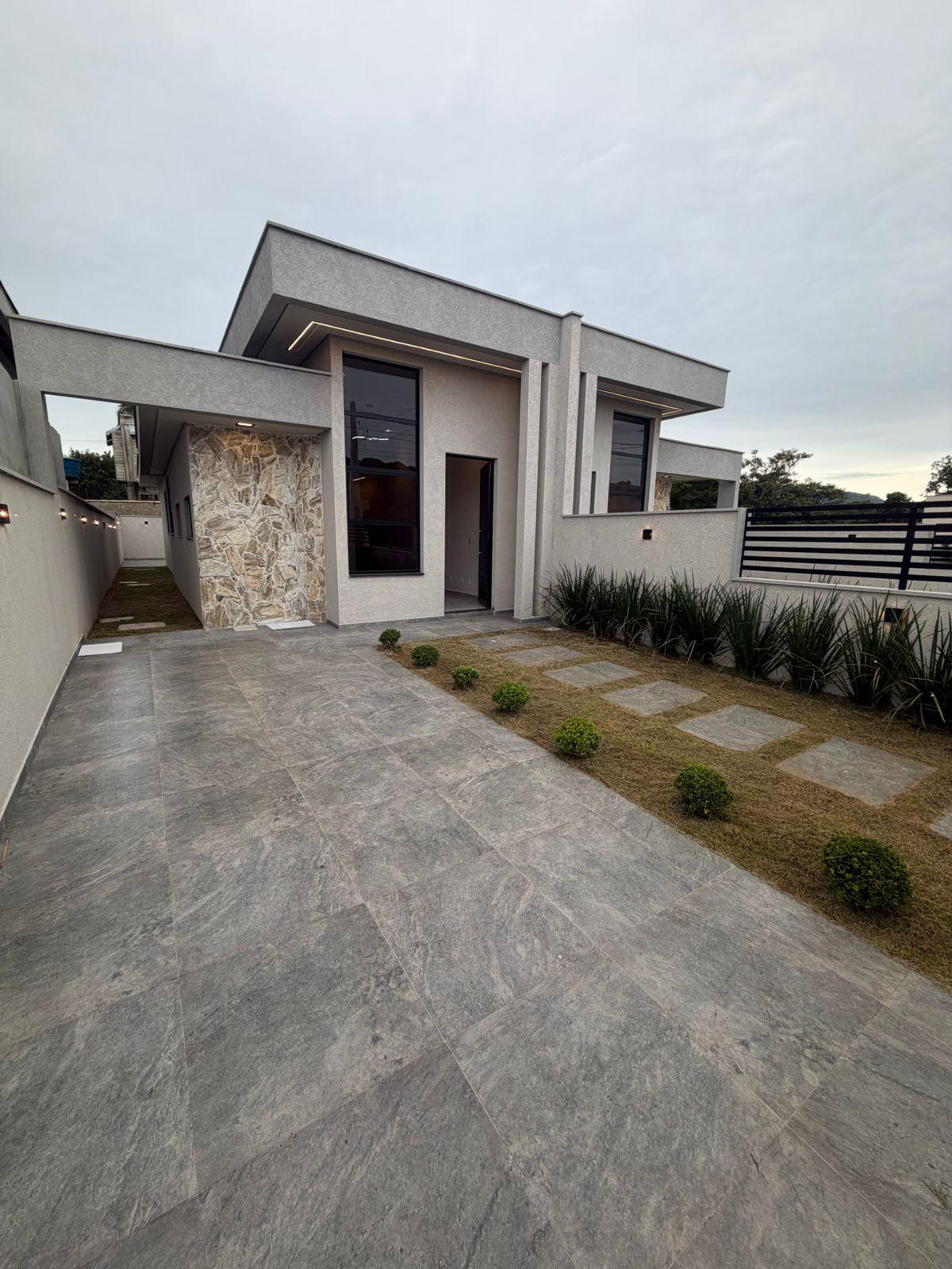 Casa Térrea com 3 Dormitórios, Suíte e Amplo Terreno