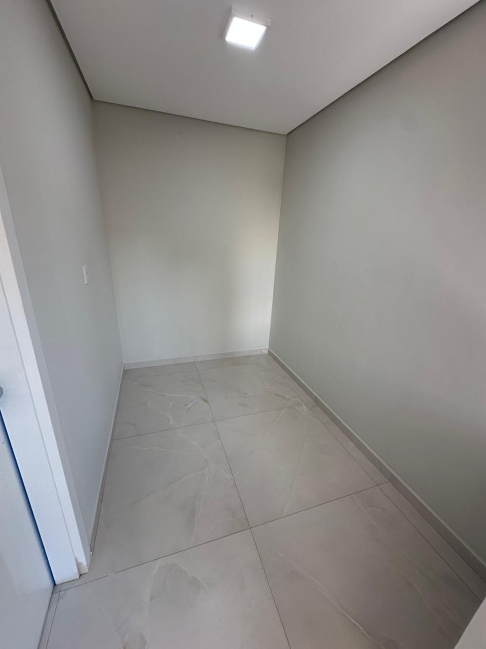 Sobrado Individual de Alto Padrão com 4 Dormitórios, Suíte com Closet e Amplo Terreno