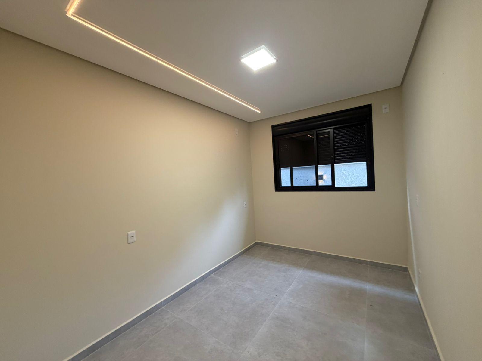 Casa Térrea com 3 Dormitórios, Suíte e Amplo Terreno