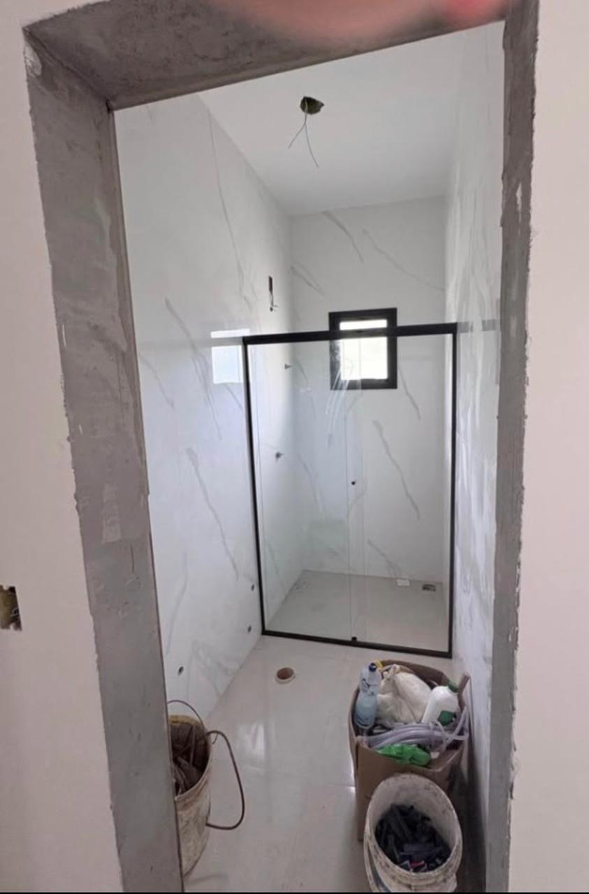 Casa Térrea com Suíte, Churrasqueira e Amplo Terreno