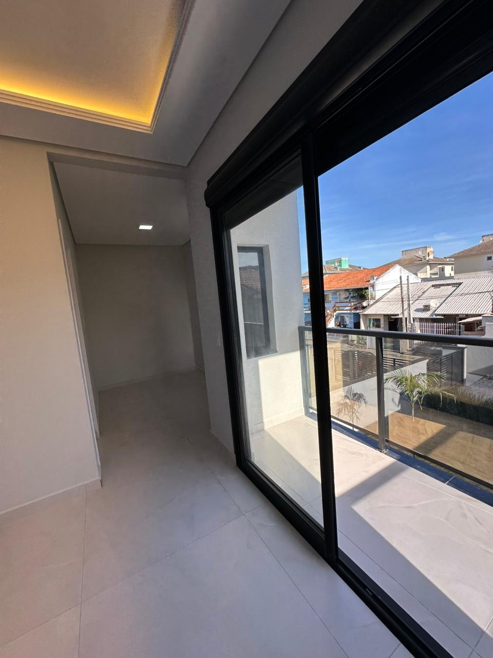 Sobrado Individual de Alto Padrão com 4 Dormitórios, Suíte com Closet e Amplo Terreno