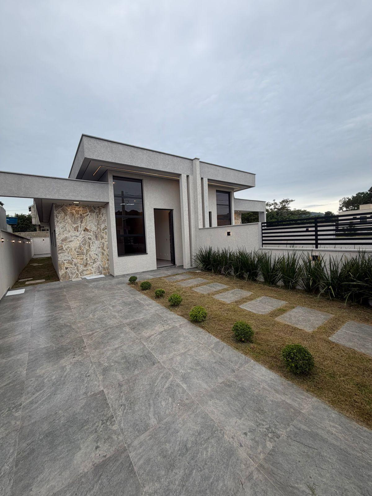 Casa Térrea com 3 Dormitórios, Suíte e Amplo Terreno