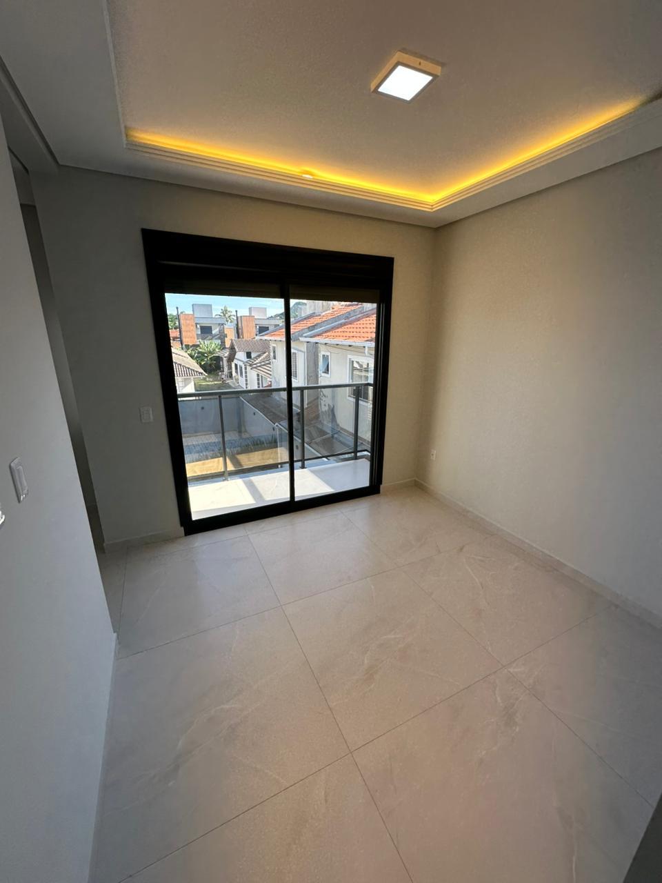 Sobrado Individual de Alto Padrão com 4 Dormitórios, Suíte com Closet e Amplo Terreno