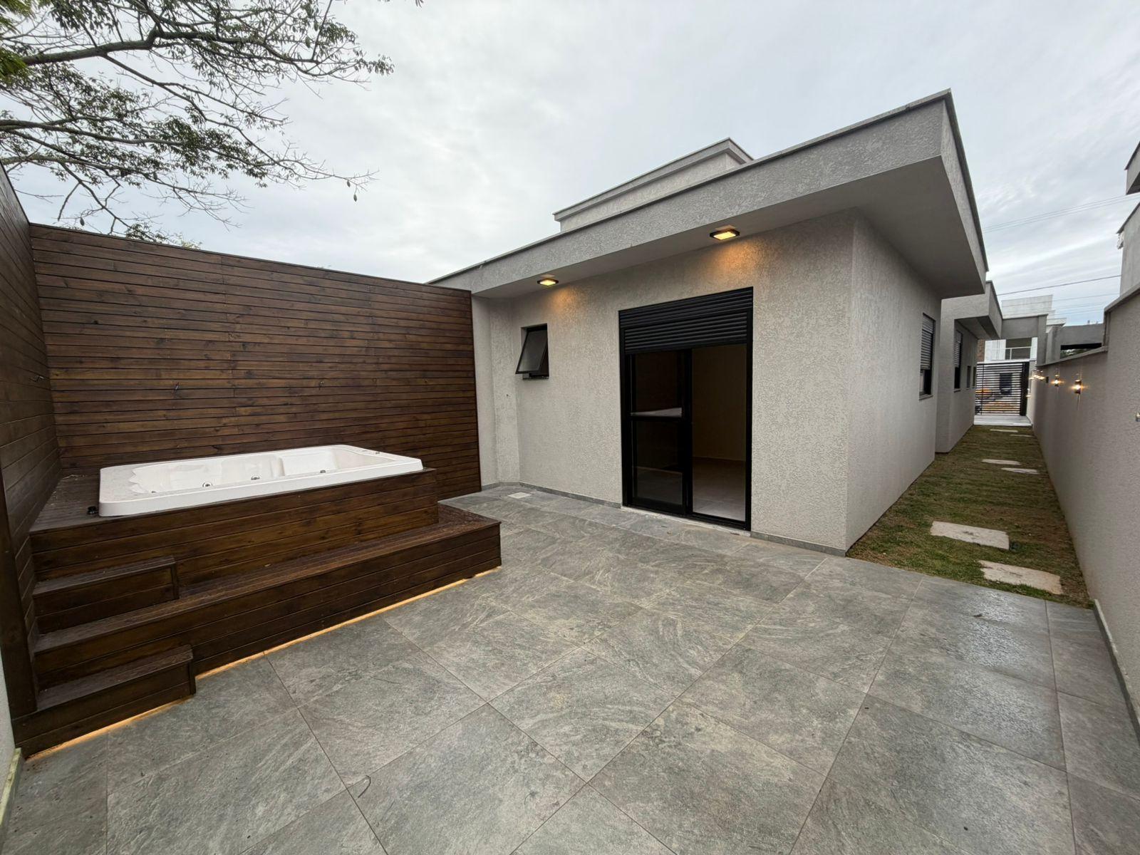 Casa Térrea com 3 Dormitórios, Suíte e Amplo Terreno