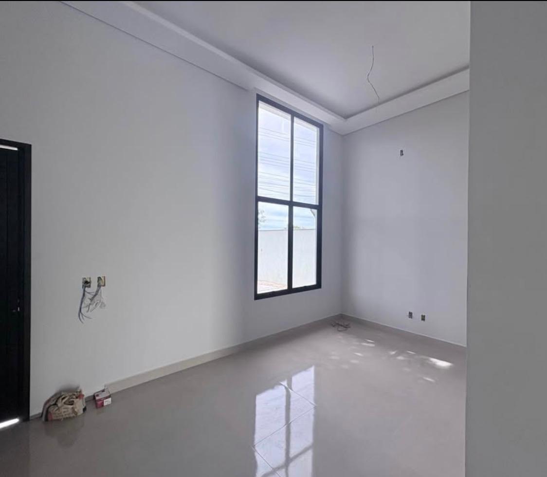 Casa Térrea com Suíte, Churrasqueira e Amplo Terreno